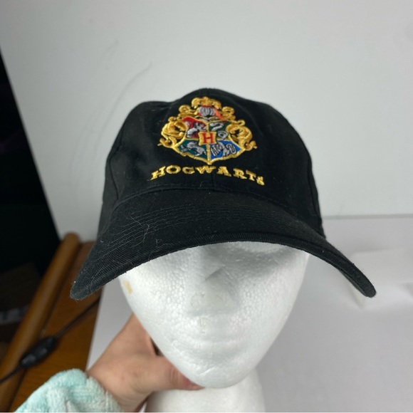 Black Hogwarts Crest Cap - Picture 1 of 5